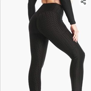 Black scrunch butt athletic leggings
